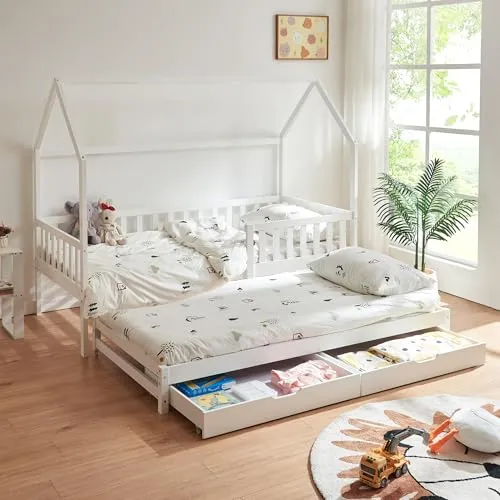 Doppel-Kinderbett ’Aarghonmaa‘ in Hausoptik 90 x 200 cm - Gemütliches Doppel-Kinderbett aus Kiefernholz mit Ausziehbett und Rausfallschutz. Ideal für kleine Abenteurer, bietet es Platz für Übernachtungsgäste und viel Stauraum.