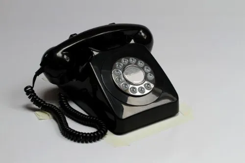 GPO 746 Retro Festnetztelefon - Festnetztelefon im 70er Jahre Stil mit authentischem Klingelton, ideal für Liebhaber vintage Designs und nostalgische Gespräche.
