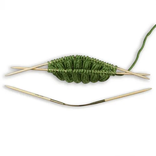 Addi CraSyTrio Bamboo 24cm x 4mm - Stricknadeln für innovatives Sockenstricken mit 3 flexiblen Bambus-DPNs, die angenehm in der Hand liegen und ein reibungsloses Strickerlebnis bieten.
