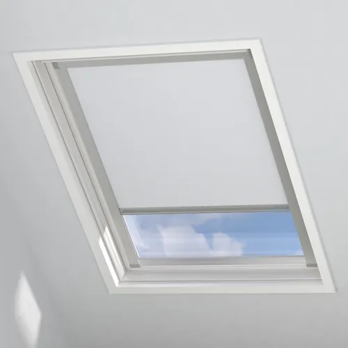 Dachfensterrollo Verdunklungsrollo Weiß - 100% Verdunkelung für VELUX - Erleben Sie perfekte Verdunkelung mit diesem Dachfensterrollo, das auf gängige Velux-Dachfenster passt. Mit einfacher Montage und hochwertiger Thermobeschichtung für optimales Raumklima.