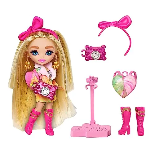 Barbie Extra Fly - Safari-Mode mit Tiermuster, pinkes Haarband Pfotenohrringe und Kamera, bewegliche Puppe mit Puppenständer, ca. 14 cm groß, für Kinder ab 6 Jahren, HPT56