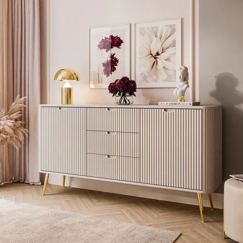 Dreitürige Kommode ZAIRA KSZ168 - Elegante Kommode mit goldenen Metallbeinen, sanft geriffelten Fronten und Soft-Close-System – ideal für stilvolle Wohnräume und praktischen Stauraum.