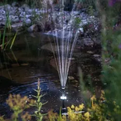 esotec Solar Teichpumpenset 25/700 LED mit 12,8V/6Ah LiFe-Akku - Gartenpumpen mit leistungsstarkem 25 W Solarmodul und langlebigem LiFePO4-Akku für bis zu 18 Stunden Laufzeit. Ideal für Wasserspiele im Garten, auch bei wenig Sonnenschein.