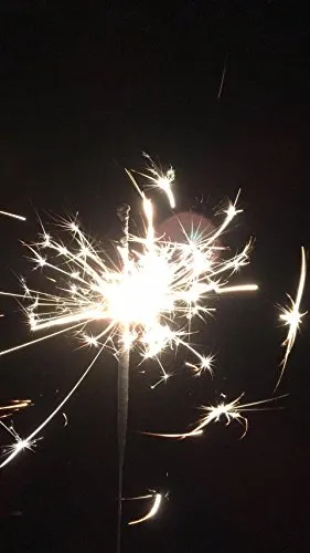 Wunderkerzen 18cm (10 Stk.) - Party-Deko für besondere Anlässe: Diese 18cm langen Wunderkerzen sorgen mit ihrer Brenndauer von ca. 40 Sekunden für magisches Funkeln und stimmungsvolle Momente bei Hochzeiten, Silvester und mehr.