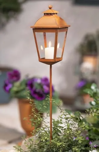 Dekoleidenschaft Gartenstecker Laterne aus Metall, 106 cm hoch - Laternen für den Garten in rustikaler Rost-Optik, wetterfest und ideal für stimmungsvolle Abende im Freien.
