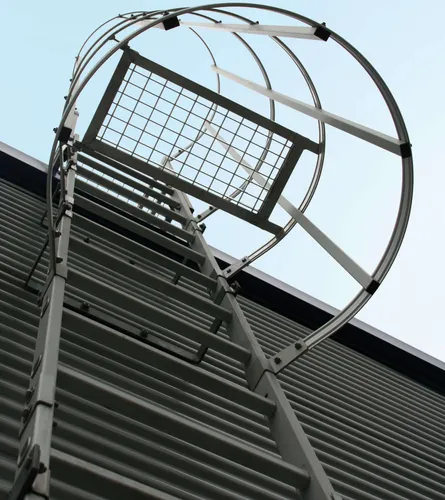 Umsteigplattform Stahl verzinkt, Ø 700mm für Steigleiter - Zubehör für Leitern & Gerüste, robuste verzinkte Stahlkonstruktion für sichere und stabile Umstiege bei Steigleitern.