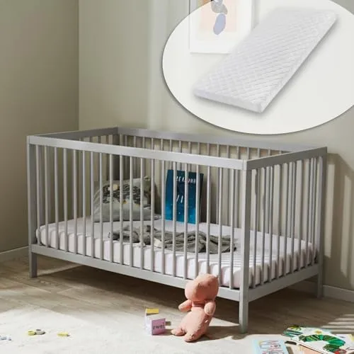 Höhenverstellbares Babybett 60x120 & 70x140 cm mit Matratze - Babybett aus Buchenholz, höhenverstellbar mit herausnehmbaren Sprossen und inklusive waschbarer Matratze für maximalen Komfort und Sicherheit.