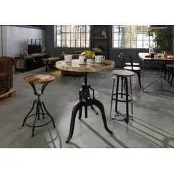 INDUSTRIAL Beistelltisch aus Altholz 75x75x75 - Einzigartiger Beistelltisch aus massivem Altholz mit verstellbarem Tischfuß und Eisenkurbel. Ideal kombinierbar mit weiteren Möbeln der INDUSTRIAL Serie.