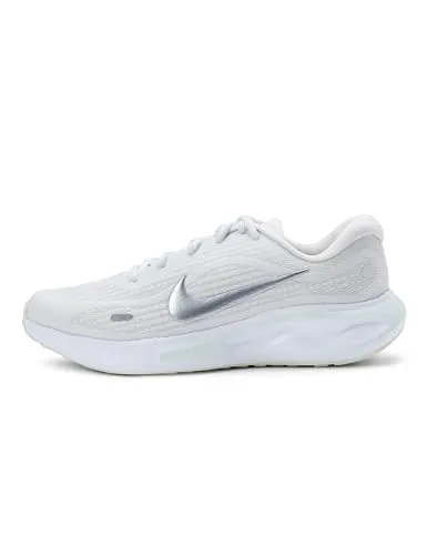 Nike Journey Run Sneaker in Weiß 42,5 EU - Sportlicher Sneaker mit atmungsaktivem Obermaterial und hoher Dämpfung, ideal für Läufer. Der Nike Journey Run bietet optimalen Komfort und ein leicht profiliertes Laufsohlenmaterial für ein angenehmes Lauferlebnis.