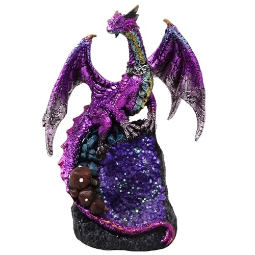MystiCalls Lila Drache auf Kristallfels - Detaillierte Fantasy Figur - Handbemalte Drachenfigur auf Kristallfels, ca. 15 cm hoch. Perfekt als Geschenk für Drachen- und Fantasyfans. Hochwertige Verarbeitung aus Polyresin für eine besondere Deko.