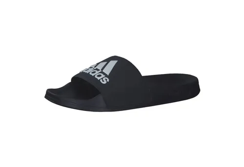 adidas Badeschuhe Adilette Shower Logo in Inkblau für Herren - Wanderschuhe mit unschlagbarem Komfort für Schwimmbad, Umkleide oder Zuhause. Slip-On-Design und Cloudfoam-Zwischensohle sorgen für den ganzen Tag superbequemen Tragekomfort.