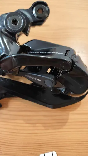 Shimano Dura Ace 12-fach Di2 Schaltwerk - Gangschaltung für Rennräder, bietet präzise elektronische Schaltung mit 12 Gängen und herausragender Schaltleistung für ambitionierte Radfahrer.