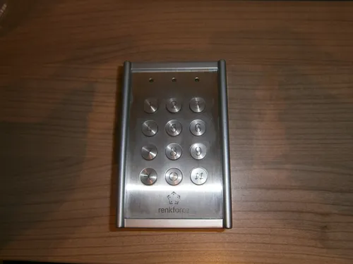 Renkforce 751624 Codeschloss Aufputz IP65 mit beleuchteter Tastatur - Schloss für außen, wetterfestes Zinkgehäuse mit beleuchteter Tastatur für einfache Bedienung und Sicherheit.