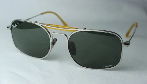 RAY-BAN Titanium Sonnenbrille RB 8062 9209/P1 - Polarisiert & Chromance - Unisex Sonnenbrille mit 100% UVA & UVB Schutz, leichtem Titan-Rahmen und quadratischem Design. Ideal für stilbewusste Träger, die Komfort und Funktionalität schätzen.