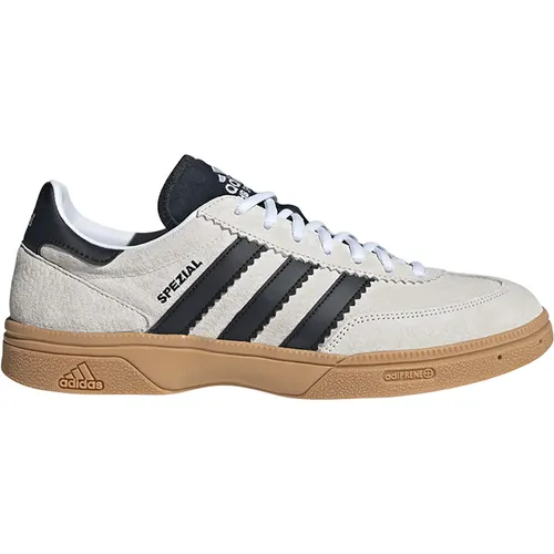 Adidas Handballschuhe Spezial - Weiß - Klassischer Handballschuh mit modernem Design. Das Wildleder-Obermaterial und die Adiprene+ Dämpfung bieten Komfort und Stabilität für eine optimale Leistung auf dem Spielfeld.