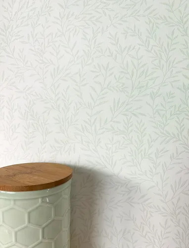 NEWROOM Tapete Grün Vliestapete Zweige - Vintage Floral - Tapeten für ein modernes Zuhause: Hochwertige Vliestapete mit romantischem Blättermuster, leicht zu tapezieren und inklusive Tapezier-Ratgeber für perfekte Ergebnisse.