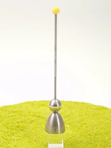 Take2 Clack Eierschalensollbruchstellenverursacher Color-Edition Gelb - Eierbecher mit innovativem Eierköpfer aus Silikon in fröhlichem Gelb, ideal für ein stilvolles Frühstück und kinderleichte Handhabung.