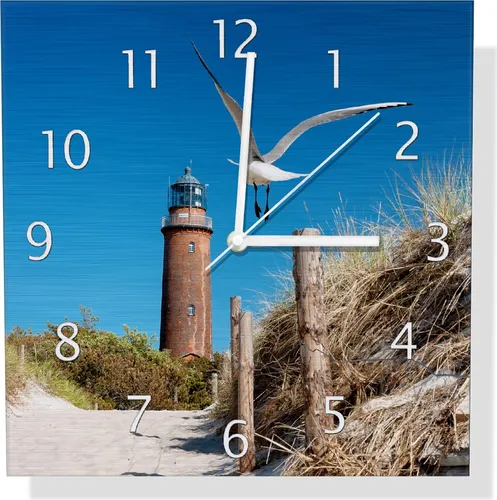 Wallario Design Wanduhr Möwe am Strand mit Leuchtturm, 30 x 30 cm - Hochwertige Wanduhr aus Aluminiumverbundmaterial mit elegantem Möwenmotiv. Leicht, stabil und UV-beständig – für eine stilvolle Wohnraumgestaltung. Montageset inklusive.