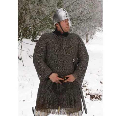 Battle-Merchant Kettenhemd Hauberk, unvernietet, ID 8 mm, brüniert BMSB (M) - Brustschützer für Kampfsport, hochwertiges handgeknüpftes Kettenhemd mit brünierten Ringen für Korrosionsschutz und konisch zulaufenden Ärmeln für optimalen Tragekomfort.