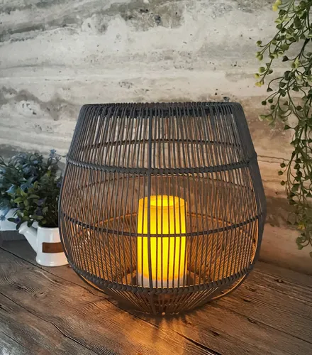 Solarlaterne Poly-Rattan 28 cm mit LED Kerze - Laterne für den Außenbereich, wetterfest und mit Dämmerungssensor für automatisches Licht. Ideal für stimmungsvolle Abende im Garten.