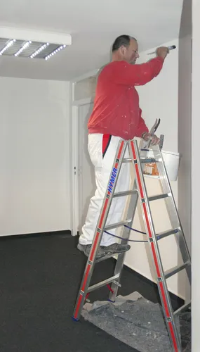 Hymer Stehleiter 602310, Aluminium, 2 x 5 Sprossen - Leiter für bis zu 150 kg, beidseitig begehbar mit hoher Rutschsicherheit. Maximale Arbeitshöhe von 2,77 m und 10 Jahre Herstellergarantie. Ideal für Handwerker und Heimwerker.