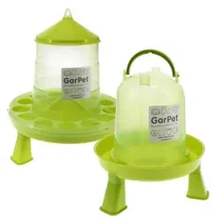 Geflügeltränke und Futterautomat Hühner mit Standfüßen im Set Hühnertränke Futterspender Futtertrog Stand Füßen Wassertränke grün Set 1.