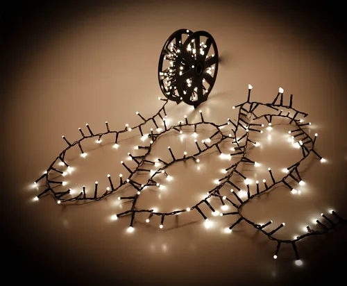 LED Lichterkette 500 LED's warmweiß für Innen und Außen - Stimmungsvolle Weihnachtsdeko mit 500 warmweißen LEDs. Ideal für festliche Anlässe, wetterfest und energieeffizient. Perfekt für Innen- und Außenbereiche.