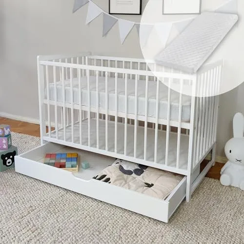Kids Collective Babybett 60x120 mit Matratze und Schublade - Höhenverstellbares Gitterbett für Babys, inkl. atmungsaktiver Matratze und praktischem Stauraum durch integrierte Schublade. Hergestellt in Europa, ideal für Sicherheit und Komfort.