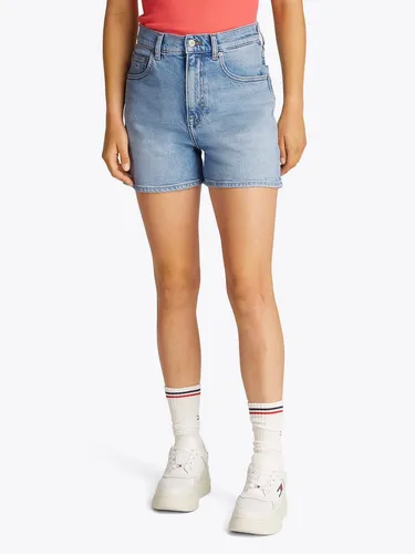 Tommy Jeans Damen Mom Shorts High Waist, Blau (Denim Light) - Damen-Shorts mit hoher Taille, aus nachhaltigem Denim für optimalen Tragekomfort. Kultiges Design mit Tommy Jeans Flag, perfekt für den lässigen Sommerlook.