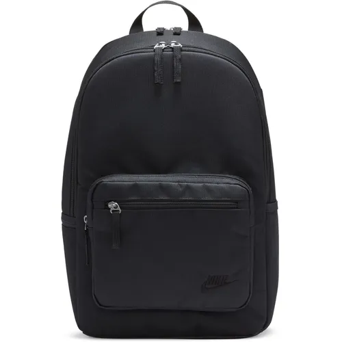 NIKE Rucksack Heritage Eugene - 23 Liter Schwarz - Stylischer Rucksack mit wasserabweisender Beschichtung und geräumigem Hauptfach. Ideal für Schule, Uni oder Arbeit mit Platz für einen 15 Zoll Laptop und praktischem Stauraum.
