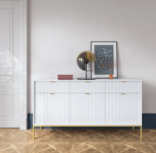 Sideboard 150 cm Visanna – Dreitürige Kommode mit Schubladen, geriffelten Fronten & goldenen Griffen (Weiß + Gold)