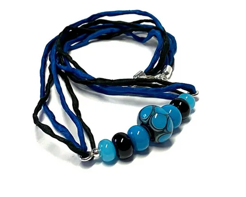 handgefertigte Glasperlen schwarz/türkis (17,5mm) mit Seidenband und 925/- Sterl