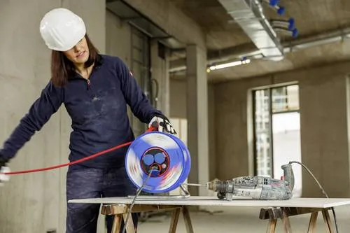 Brennenstuhl 1218900 Kabeltrommel 25m Schwarz - Kabeltrommel für Gewerbe und Baustellen, IP44 Schutzart, mit 25m Gummi-Neopren-Kabel und innovativem Tragegriff für optimale Handhabung.