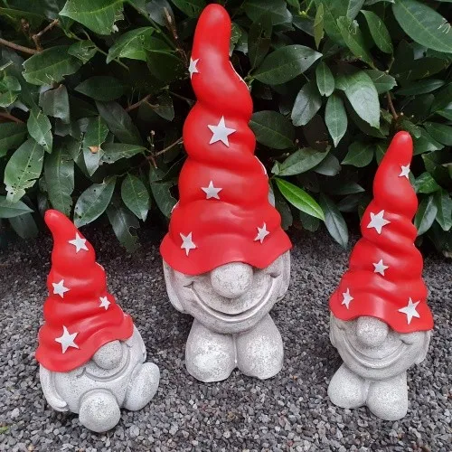 Gartenzwerg 3er Set mit roter Stern Mütze 36 cm - 3 charmante Gartenzwerge mit roter Mütze, ideal für die Verschönerung Ihres Gartens. Bringen Sie Farbe und Freude in Ihre Außenbereiche!