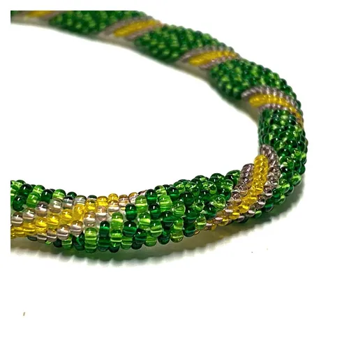 Häkelkette Grün/Gelb mit 925 Silberverschluss – Handarbeit - Elegante Halskette aus handgefertigtem Häkeldesign, kombiniert mit einem hochwertigen 925 Sterling Silberverschluss. Ein einzigartiges Schmuckstück für jeden Anlass.