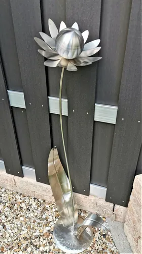 Skulptur Blume Palermo Edelstahl Kugel 120 cm - Wetterfeste Gartendeko aus mattem Edelstahl, ideal für Balkon und Veranda. Mit elegantem Blumenmotiv und modernem Design bringt sie stilvollen Glanz in jeden Außenbereich.