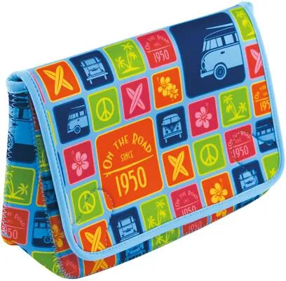 BRISA VW Kultur-Wasch-Kosmetik-Beutel im T1 Bulli Design - Kulturtasche im Surf-Stil mit VW T1 Bulli Allover-Print, wasserabweisend und multifunktional für Reisen, perfekt für Kosmetik, Brotzeit oder Werkzeuge.