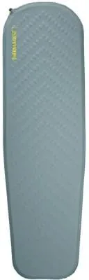 Thermarest Trail Lite Regular Trooper Isomatte - Isomatte mit selbstaufblasendem Schaumstoffkern, ideal für Rucksacktouren. Hohe Wärmeleistung (R-Wert 3,2) und kompaktes Packmaß machen sie zum perfekten Begleiter für Abenteuer in drei Jahreszeiten.