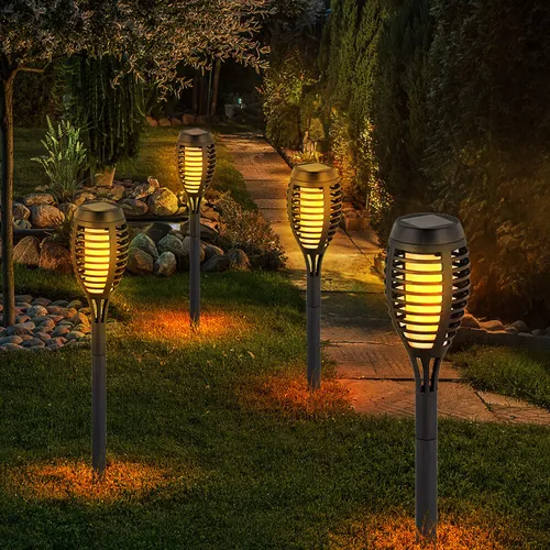 4x Solarlampe Gartenfackel mit Flammeneffekt – LED Außenlampe für Balkon und Garten - Praktische LED Solarfackeln mit Dämmerungssensor und feuriger Optik. Wetterfest und ideal für den Außenbereich, schaffen sie stimmungsvolles Licht für ca. 6 Stunden.