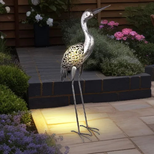 Gartendeko Figuren LED Kranich aus Metall - Lampen - Dekorativer Kranich mit LED-Beleuchtung, spritzwassergeschützt (IP44) und ideal für Garten oder Balkon, lädt sich tagsüber auf und leuchtet bis zu 8 Stunden in voller Pracht.