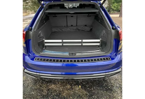 OMAC Ladekantenschutz VW 7561093CF - Edelstahl Ladekantenschutz für VW, schützt effektiv die Kante beim Be- und Entladen, einfach aufklebbar, ideal für langfristige Nutzung.
