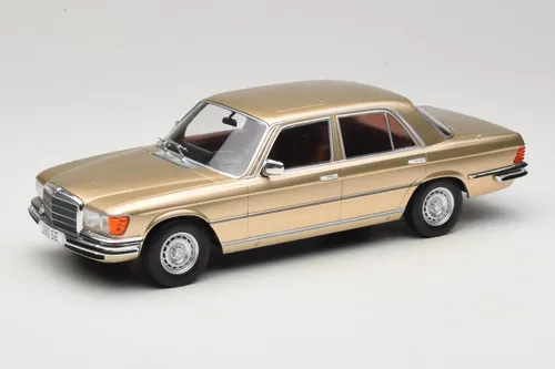 Mercedes S-Klasse W116 1972 beige metallic Modellauto 1:18 MCG - Detailreiches 1:18 Modellauto der Mercedes S-Klasse W116 von 1972 in elegantem Beige. Ideal für Sammler, mit OVP und hochwertiger Verarbeitung aus Die-Cast-Material.
