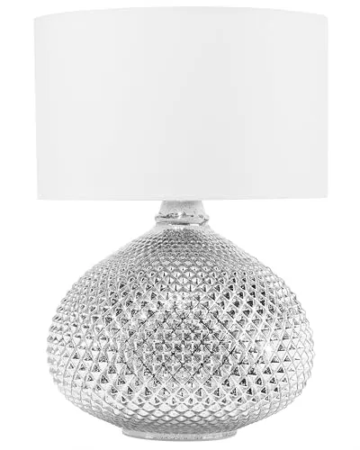 BELIANI Tischlampe Silber Glas 55 cm - Elegante Nachttischlampe mit glamourösem Design, geschwungenem Glasfuß und cremefarbenem Stoffschirm für romantische Lichteffekte. Ideal für Schlaf- und Wohnbereich.