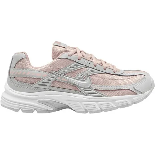 Nike Sportswear Initiator Sneaker in Rosa - Design inspiriert vom Nike P-6000, Größe 41 EU - Sportlicher Sneaker mit hochwertigem Obermaterial aus Leder und Textil. Die Phylon-Mittelsohle sorgt für hohen Tragekomfort, ideal für den Alltag. Größe 41, fällt klein aus, bitte eine Größe größer bestellen.