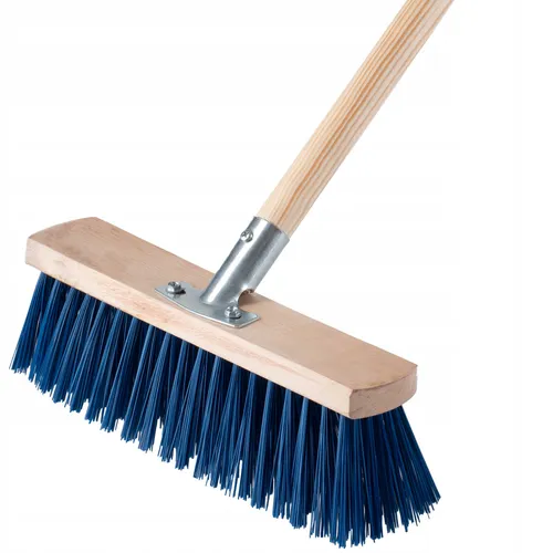 KADAX Straßenbesen mit langem Holzstiel und Nylonborsten - Haushaltsbedarf Kehrbesen mit robustem Nylon, ideal für Beton- und Asphaltflächen, sorgt für präzise Reinigung ohne Rückenschmerzen dank langem Stiel.