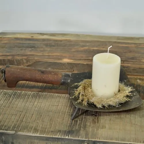 Recycelter Kerzenhalter PALA 35x15cm aus Metall und Holz - Ein einzigartiger Kerzenhalter aus recycelten Materialien, ideal für kreative Tischdekorationen. Perfekt für individuelle Einrichtungsstile oder als besonderes Geschenk.