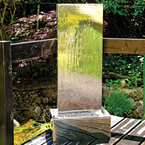 Köhko Springbrunnen Muro XL – Elegante Wasserwand mit LED-Beleuchtung - Wasserspiele: Hochwertige Edelstahl-Wasserwand mit regulierbarem Wasseraustritt und zwei LED-Strahlern für stimmungsvolle Beleuchtung – ein Blickfang für Garten und Terrasse.
