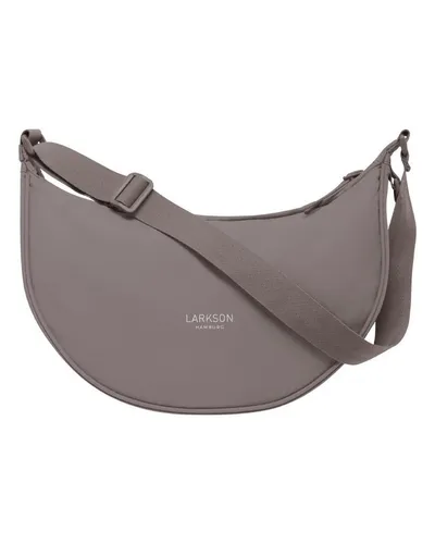 LARKSON Solveig Crossbody Bag Braun - Halbrunde Umhängetasche im Moon Bag Design - MODERNES DESIGN: Die Solveig Crossbody Bag im Halbmond-Stil vereint Funktionalität und Stil. Mit verstellbarem Schultergurt und praktischen Fächern ist sie der ideale Begleiter für Fashion-Liebhaber. WASSERABWEISEND: Schütze deine Essentials vor Nässe!