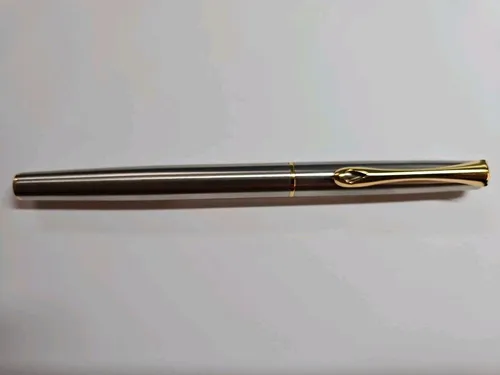 DIPLOMAT Füllhalter Traveller Edelstahl vergoldet - Eleganter Schreibkomfort mit 5-Jahre-Garantie - Füller, schickes und langlebiges Design aus Edelstahl mit verchromten Akzenten, bietet hervorragenden Schreibkomfort dank Easyflow-Tinte und kommt mit schützendem Etui.