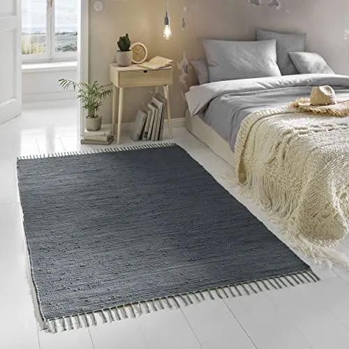TacaHome Flicken-Teppich 100% Baumwolle | Waschbarer Fleckerl mit Fransen | 140 x 200 cm Anthrazit - Hochwertiger Teppich aus 100% Baumwolle für ein gemütliches Zuhause. Waschbar bei 30° Handwäsche, ideal für Küche und Flur. Robuste Qualität für langfristige Nutzung, auch mit Fußbodenheizung.